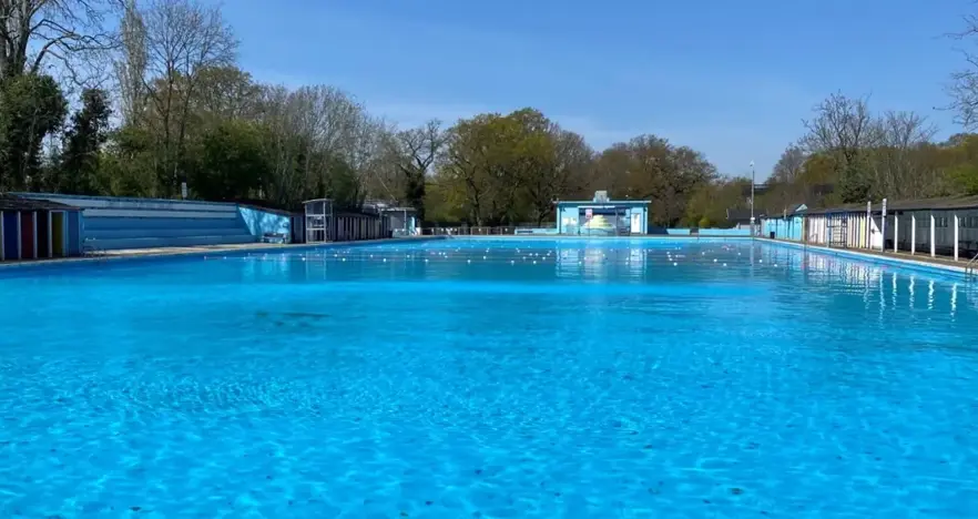 Wide angle shot of Tooting Bec Lido